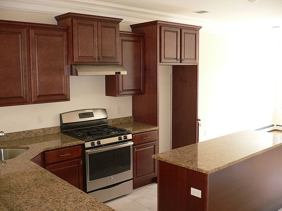 5th image of 1095 Rockland Ave