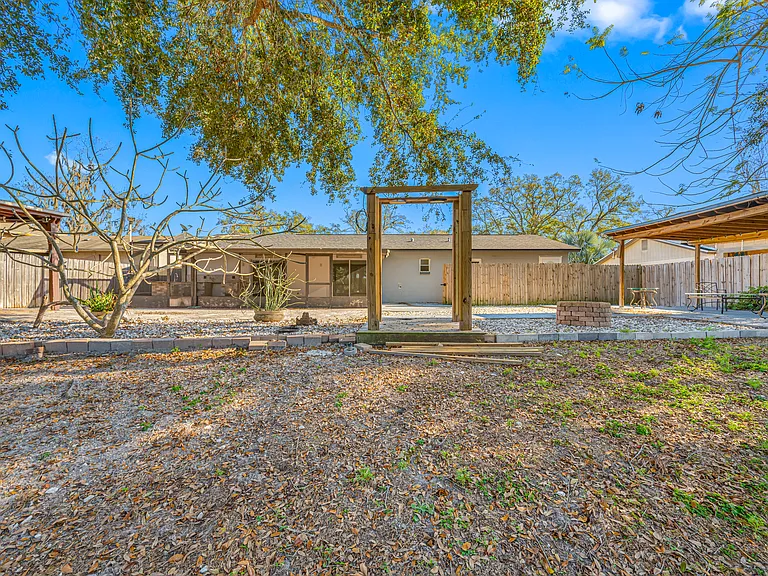 16324 Bonneville Dr — Photo 29