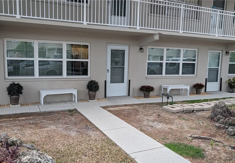 41 Beach Ln