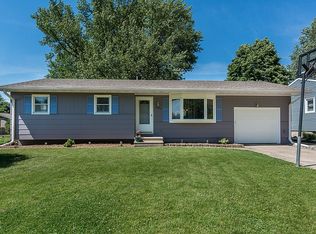 1005 4th St #A, Hampton, IL 61256