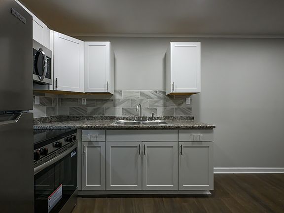 5th image of 185 E Charles St
