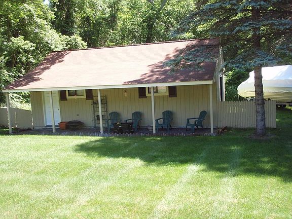 5th image of 93 Poquanticut Ave