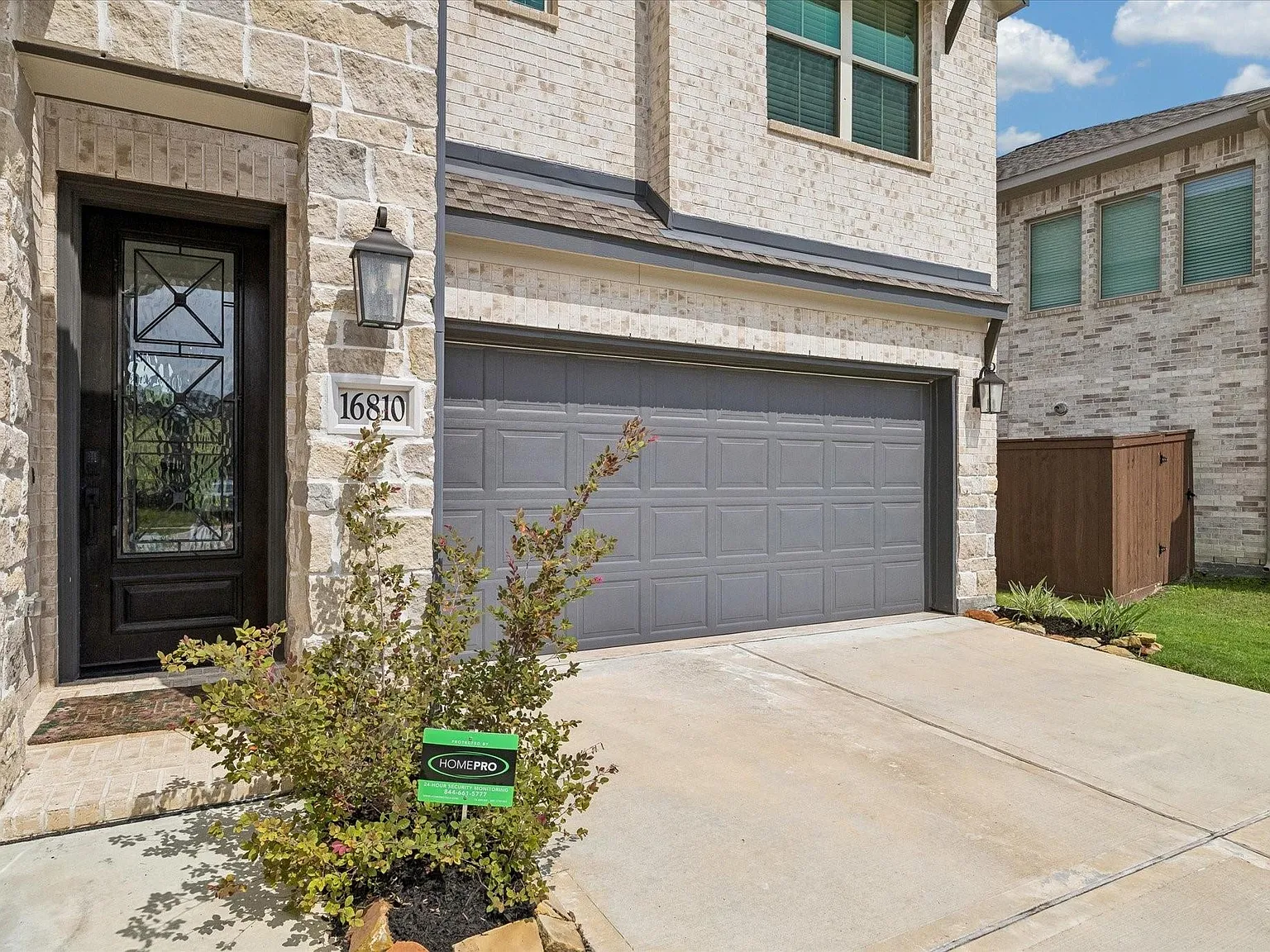 4 bed, 2.5 bath, 2652 sqft, $3,100 — Photo 2