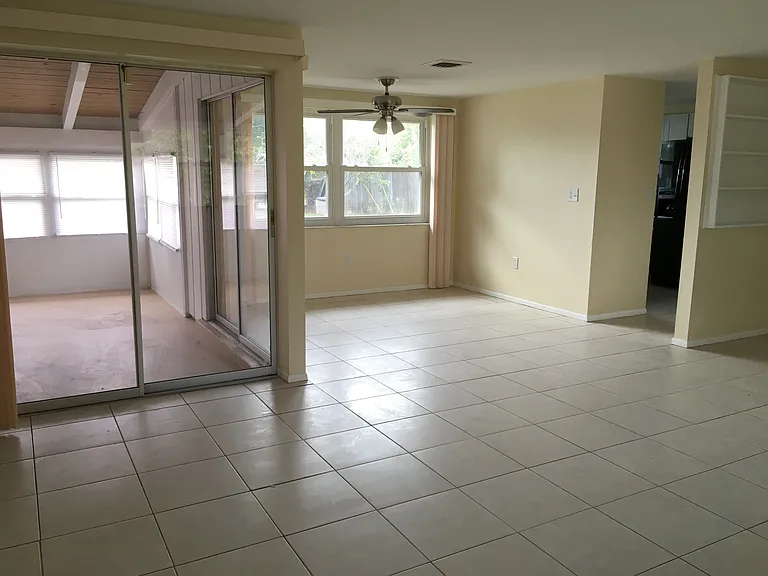 105 Sandhurst Dr — Photo 2