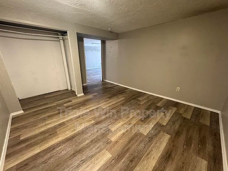 513 Coachway Ln — Photo 35