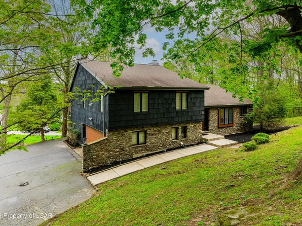 8 Marywood Dr, Dallas, PA 18612