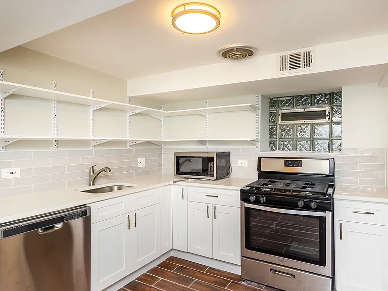 825 N Oakley Blvd #G — Photo 2