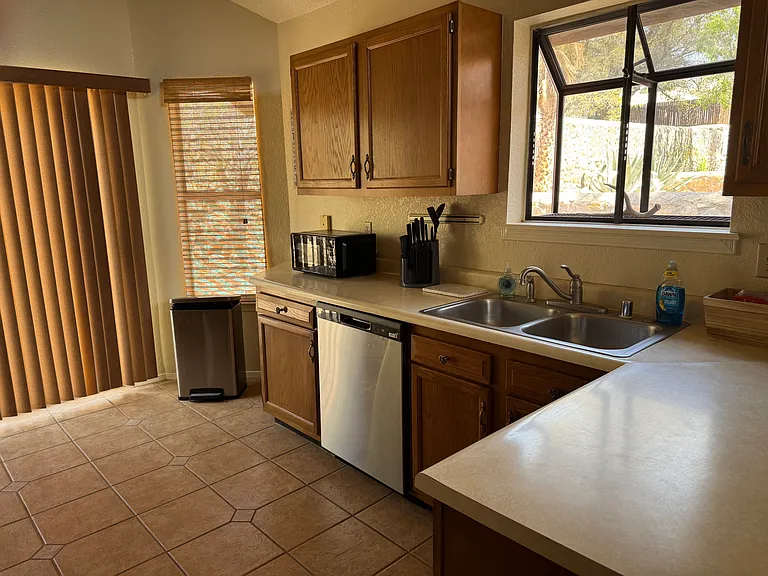 2129 Pioneer Ave — Photo 3