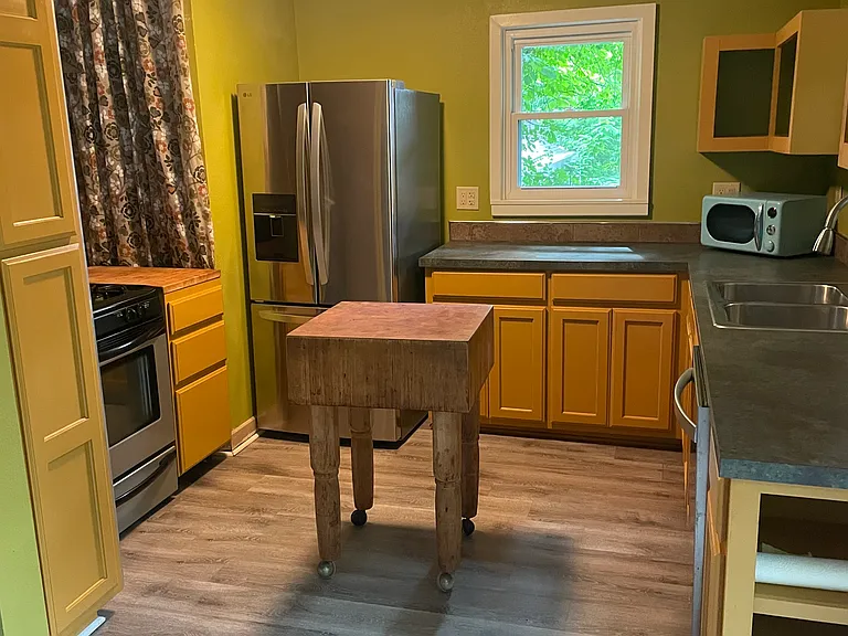Gas stove, newish fridge with ice maker, dishwasher