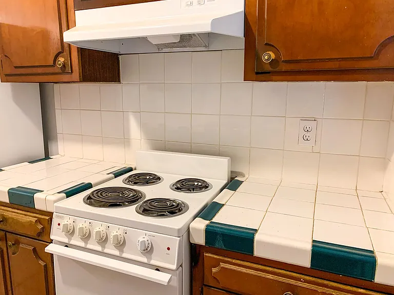Large One-Bedroom Units Near Nob Hill — Photo 9