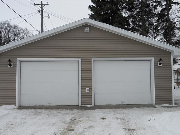 3rd image of 601 Oak St