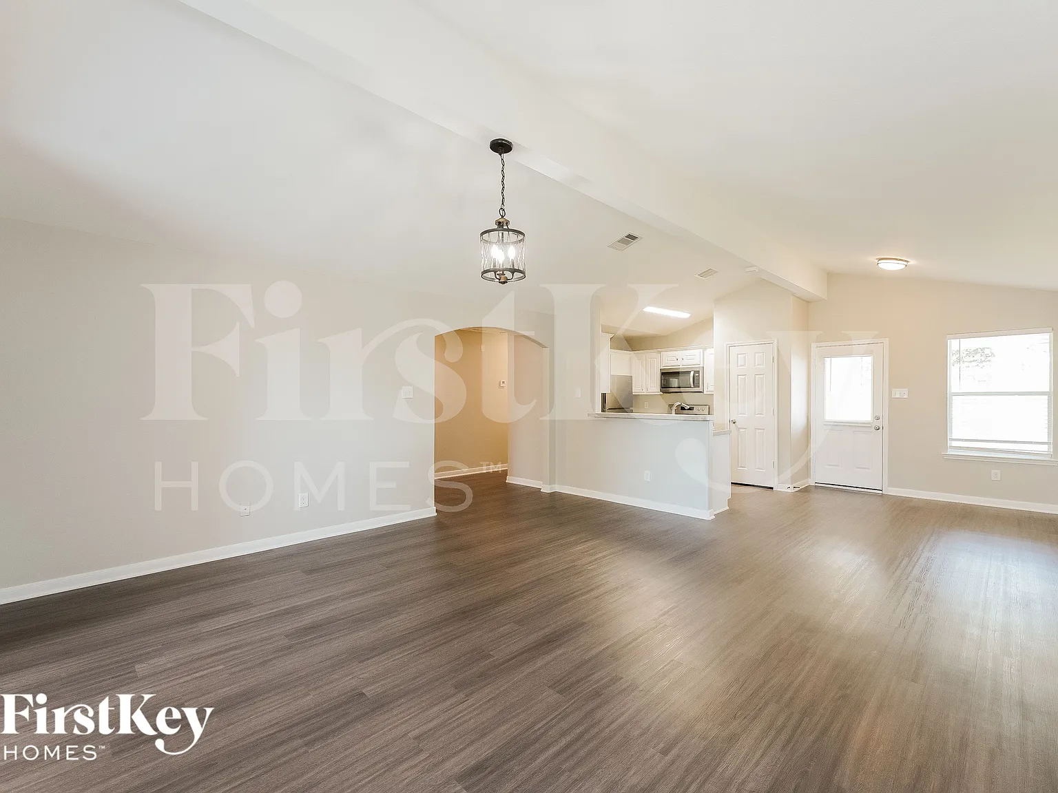 3 bed, 2.0 bath, 1352 sqft, $2,085 — Photo 2