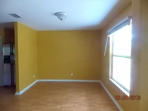 4th image of 7041 Livingston Woods Ln