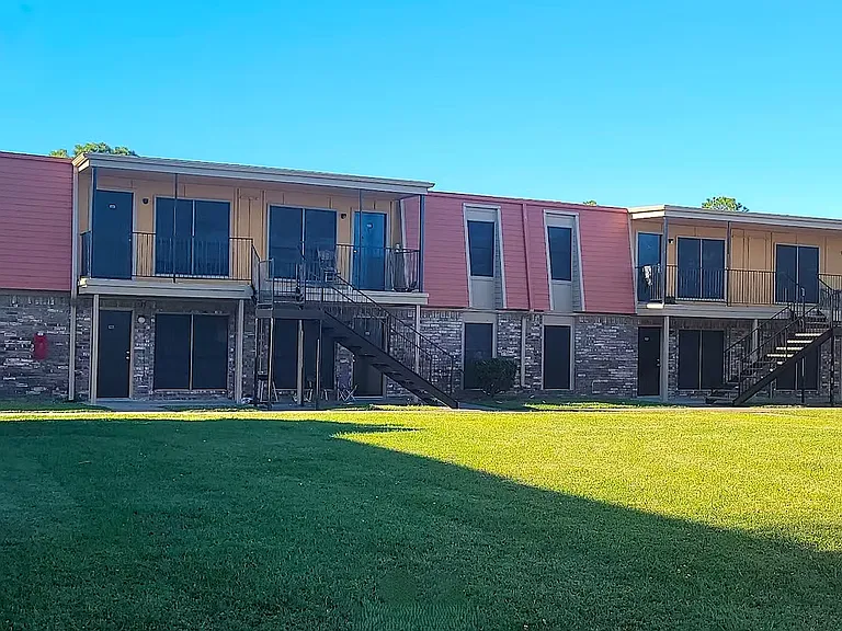The Pointe Apartments — Photo 11