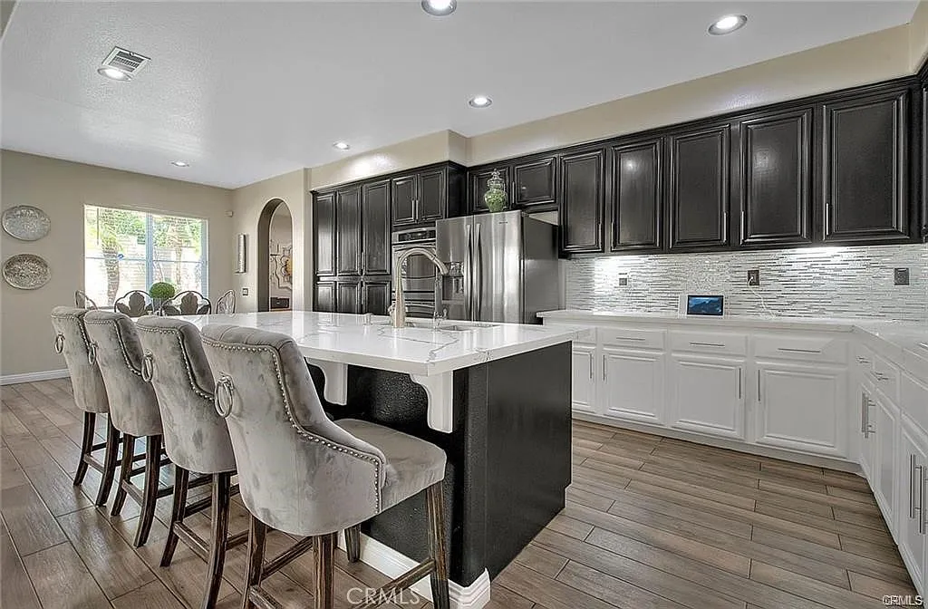 5 bed, 3479 sqft, $9,900 — Photo 4