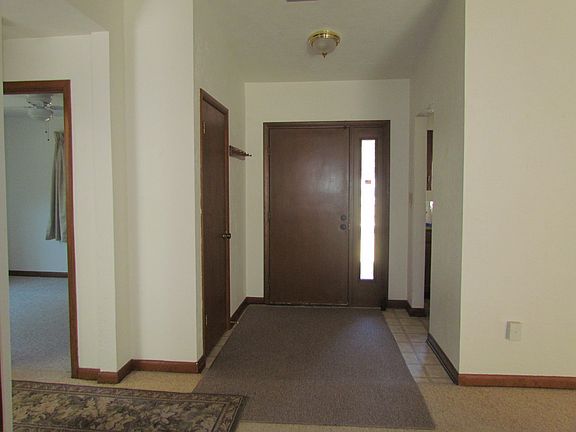 Front foyer from great rm