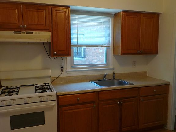 3rd image of 17 Clintonville St Floor 1