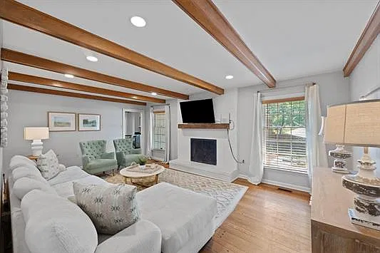 3 bed, 2270 sqft, $2,900 — Photo 2