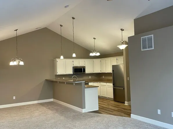 17660 Parker Plz, Omaha, NE 68118