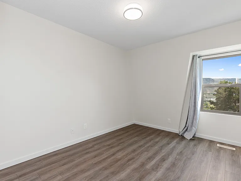 380 Pemberton Ter — Photo 12