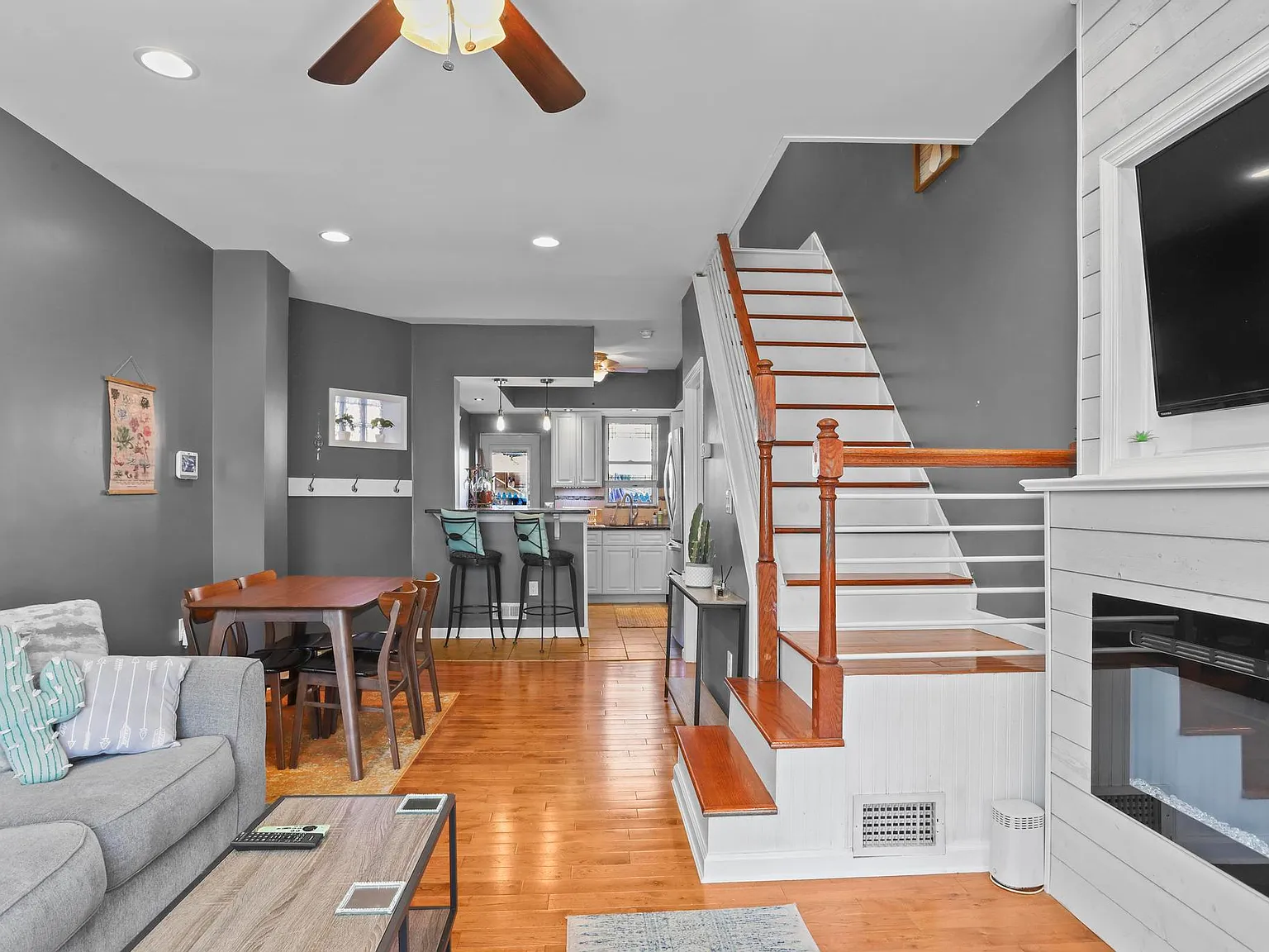 2 bed, 1012 sqft, $2,799 — Photo 2