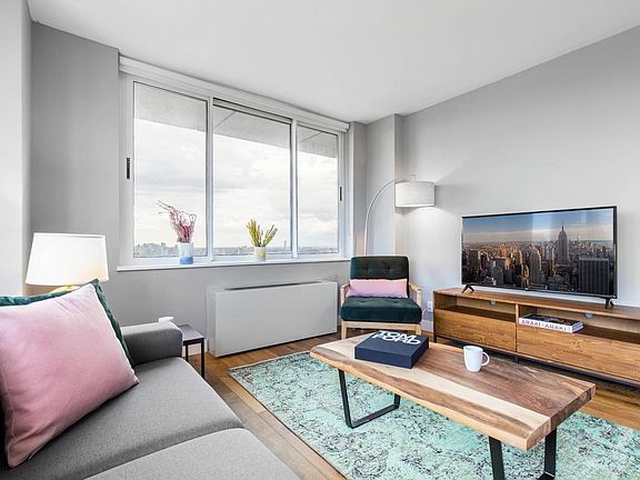 4th image of 560 W 43rd St APT 41B