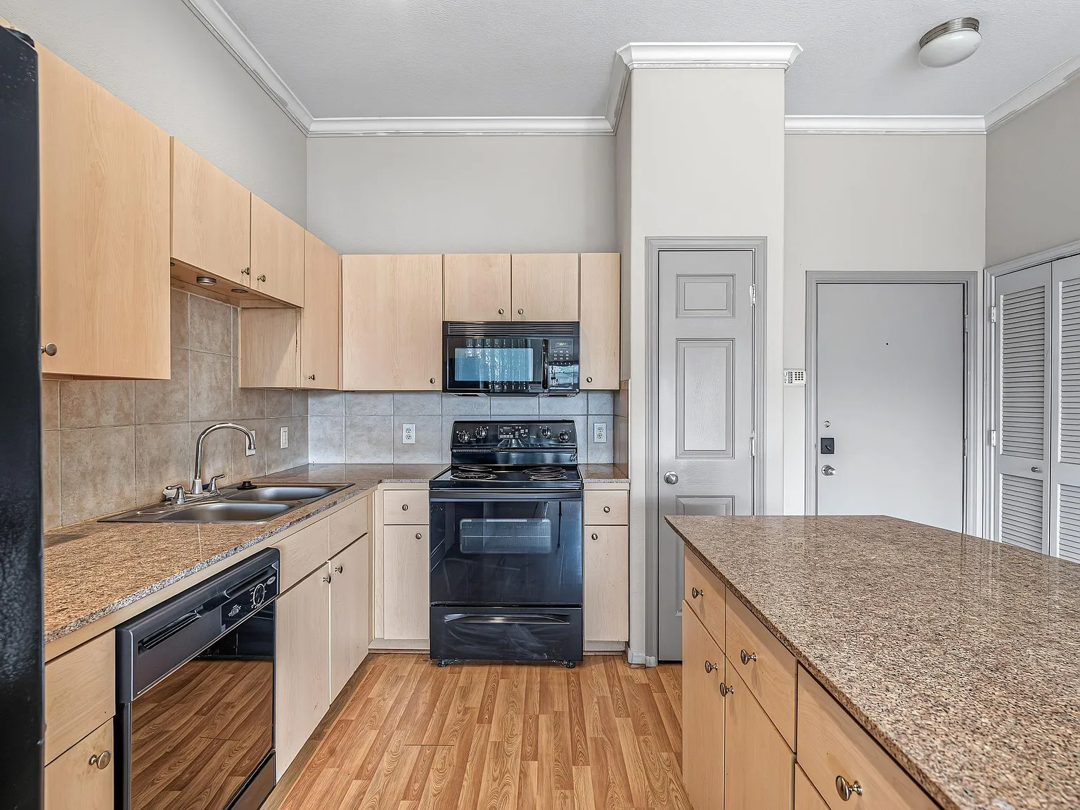 2 bed, 2.0 bath, 1002 sqft, $1,700 — Photo 4