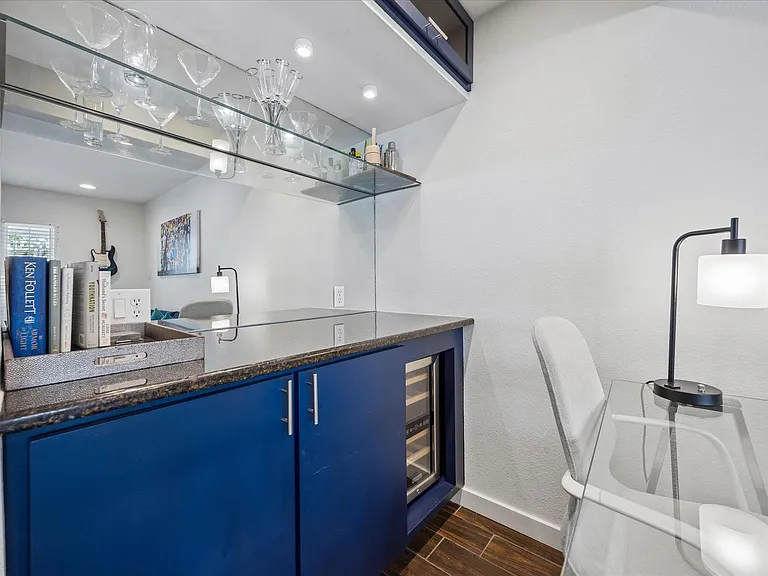 1510 W 6th St #206 — Photo 5