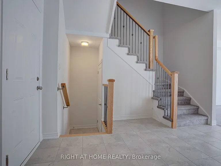 2038 Cameron Lott Cres — Photo 10