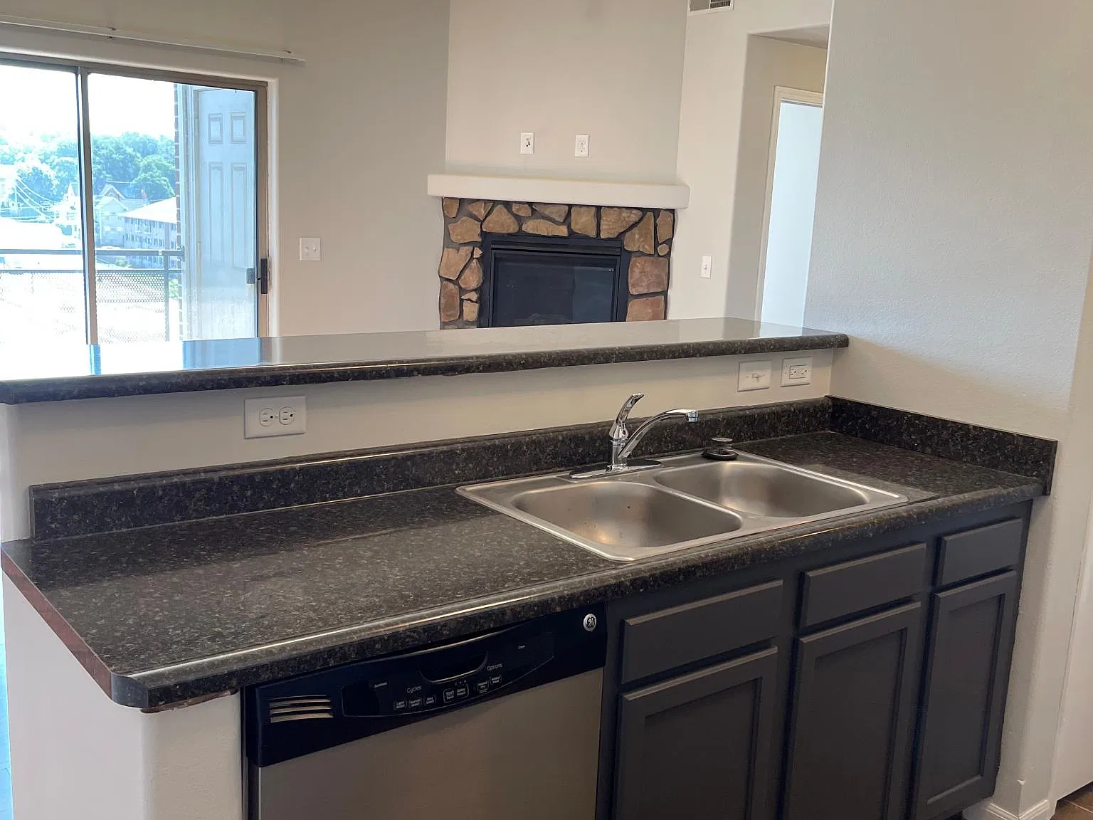 3 bed, 1064 sqft, $2,491 — Photo 3