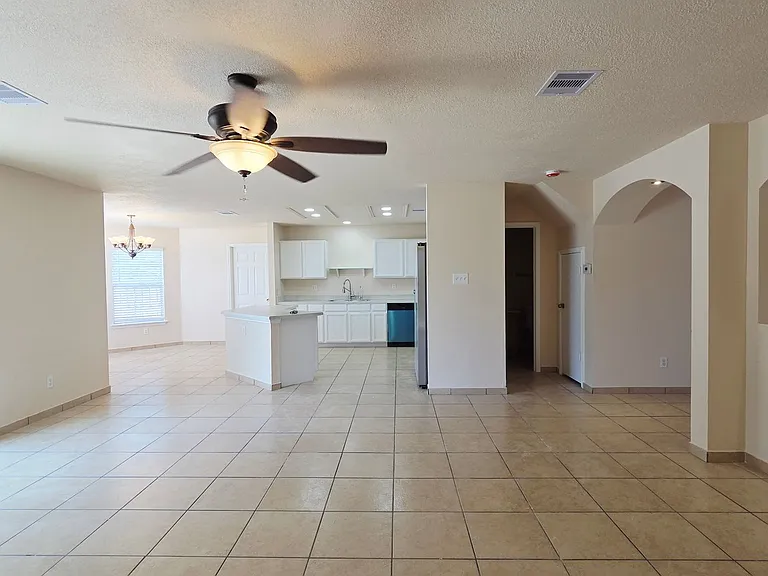 402 Empresario Dr — Photo 7