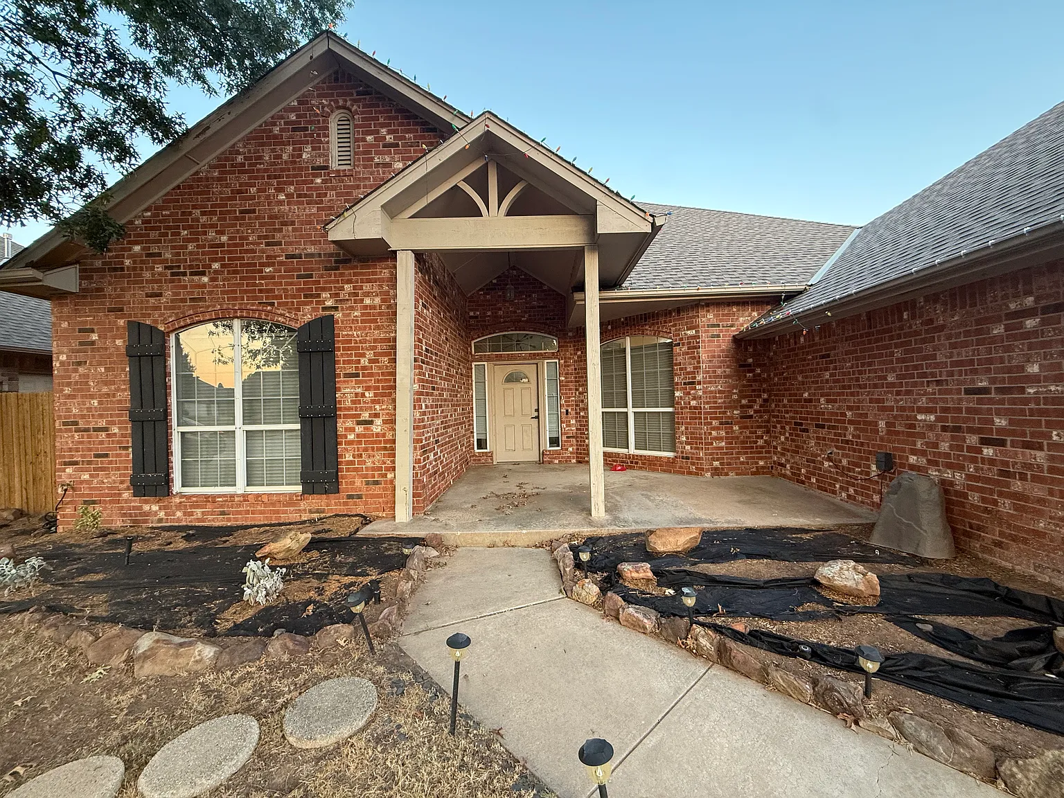 3 bed, 2.5 bath, 2400 sqft, $2,200 — Photo 2