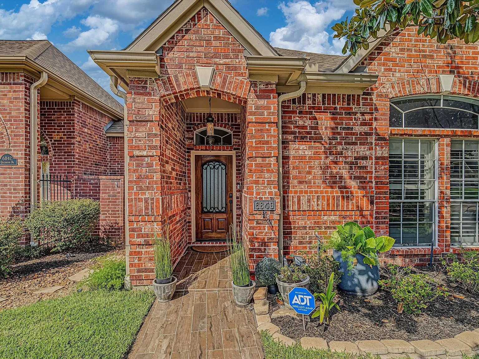 3 bed, 2.5 bath, 2364 sqft, $3,200 — Photo 2