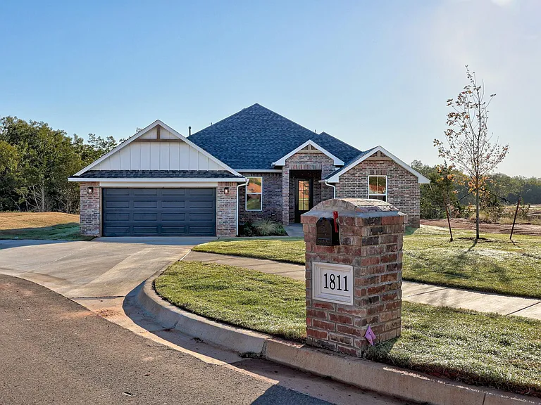 1811 Hollow Crest Ct — Photo 2