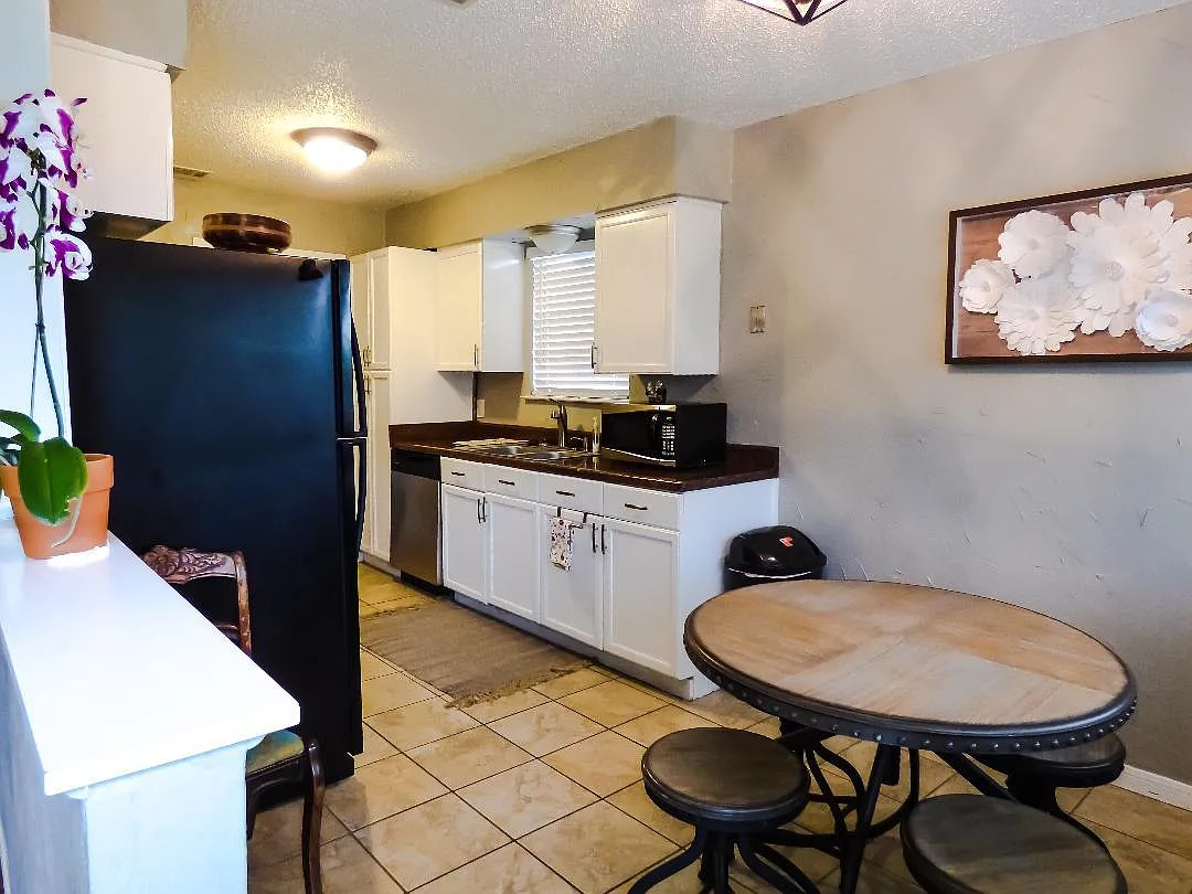 1102 Echo Ln — Photo 3