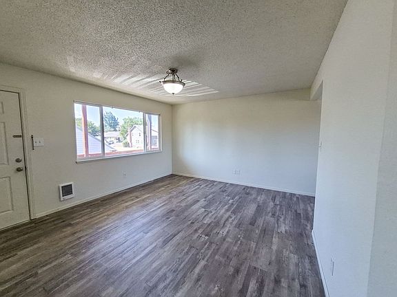3rd image of 271 Clay St E APT 3