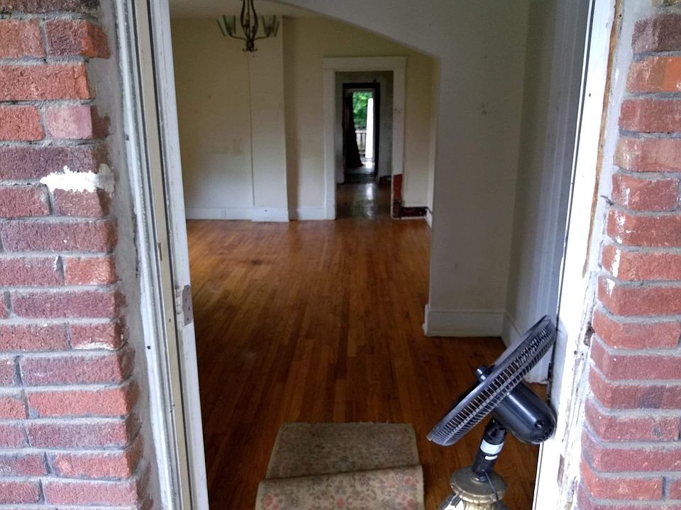 2nd image of 2523 Olive St