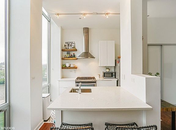 4th image of 700 N Larrabee St APT 310