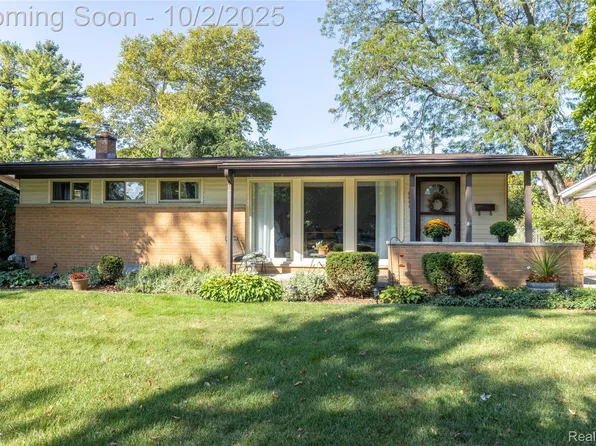 9253 Idaho St, Livonia, MI 48150