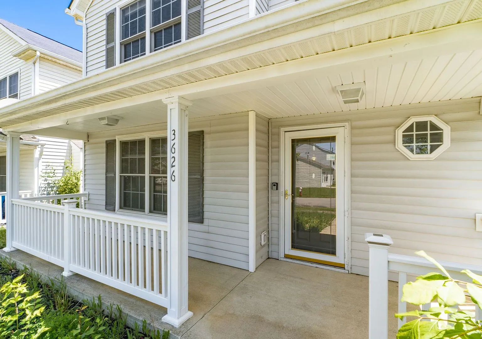 Spacious South Side Home with Garage! — Photo 2