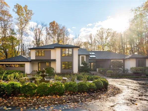 10 River Mountain Dr, Moreland Hills, OH 44022