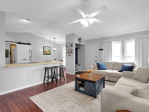 5th image of 652 Academy Dr