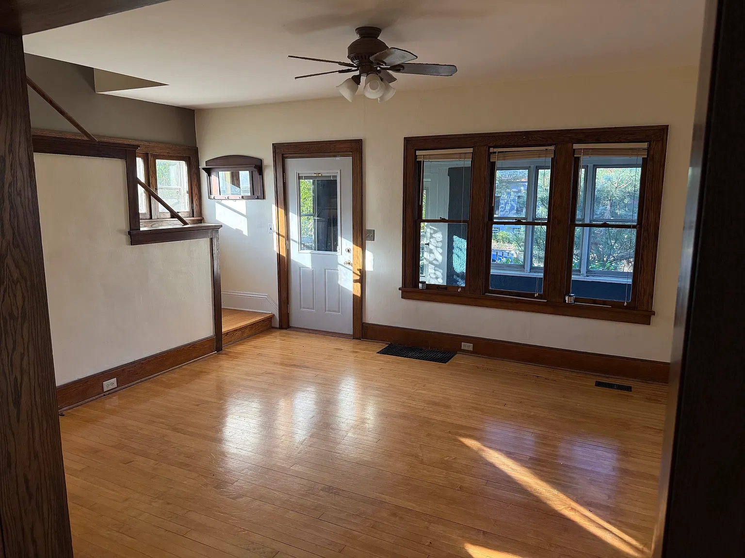 3 bed, 1.5 bath, 1156 sqft, $2,050 — Photo 1