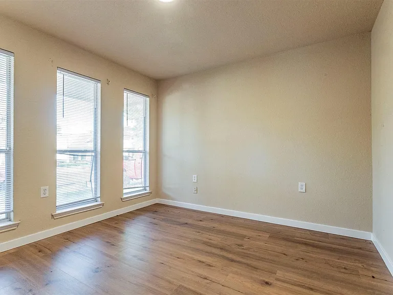 7106 Thannas Way — Photo 17