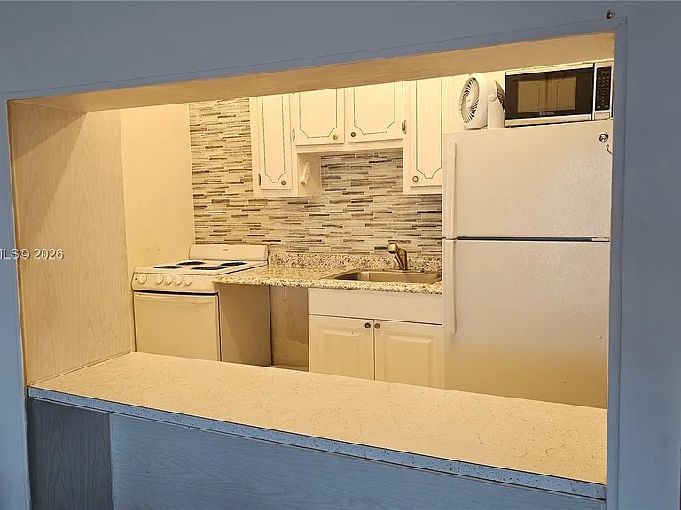 2200 E Hallandale Beach Blvd #709 — Photo 8