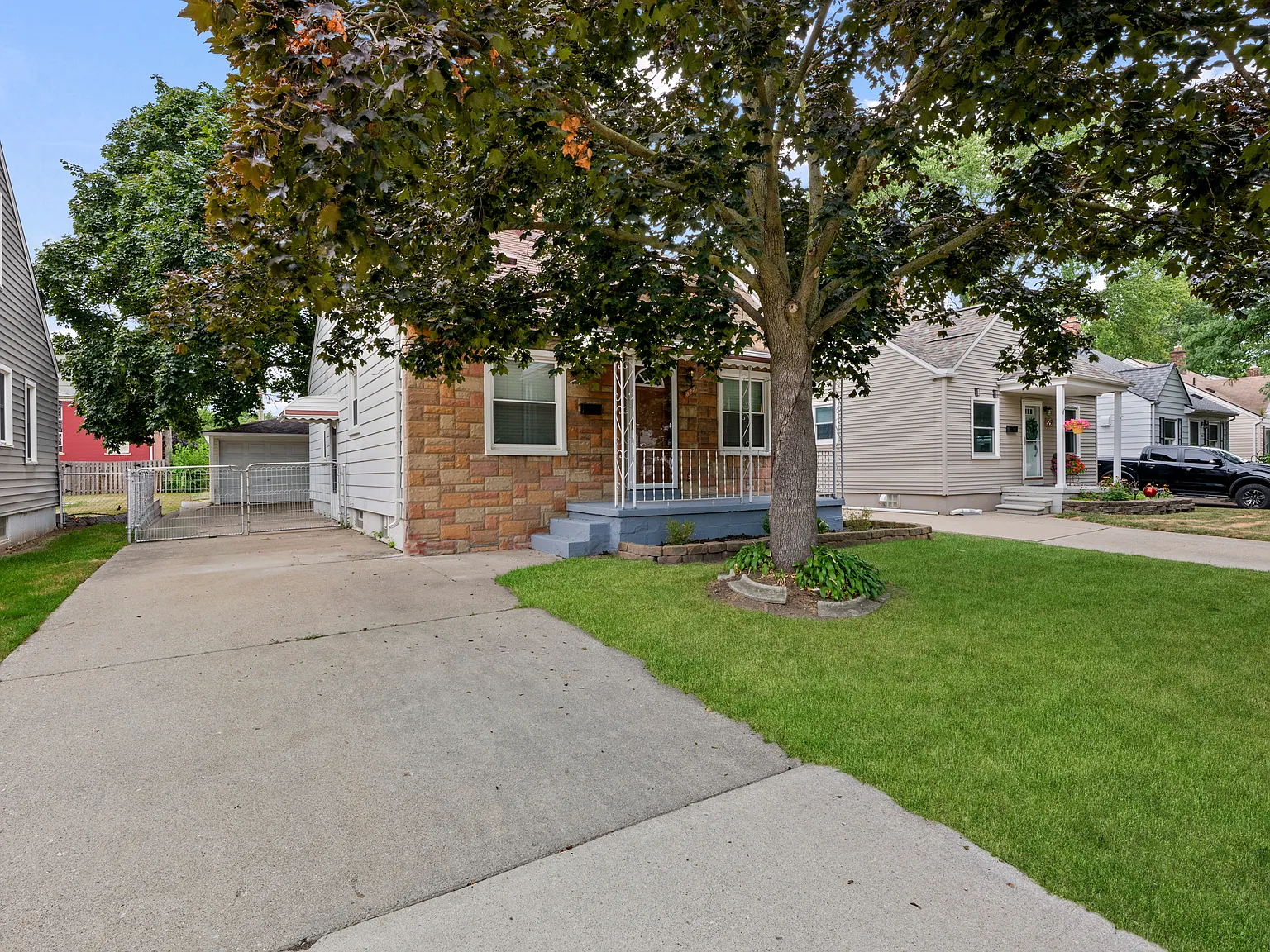 3 bed, 985 sqft, $2,300 — Photo 2