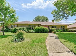 2704 N Surrey Dr, Carrollton, TX 75006
