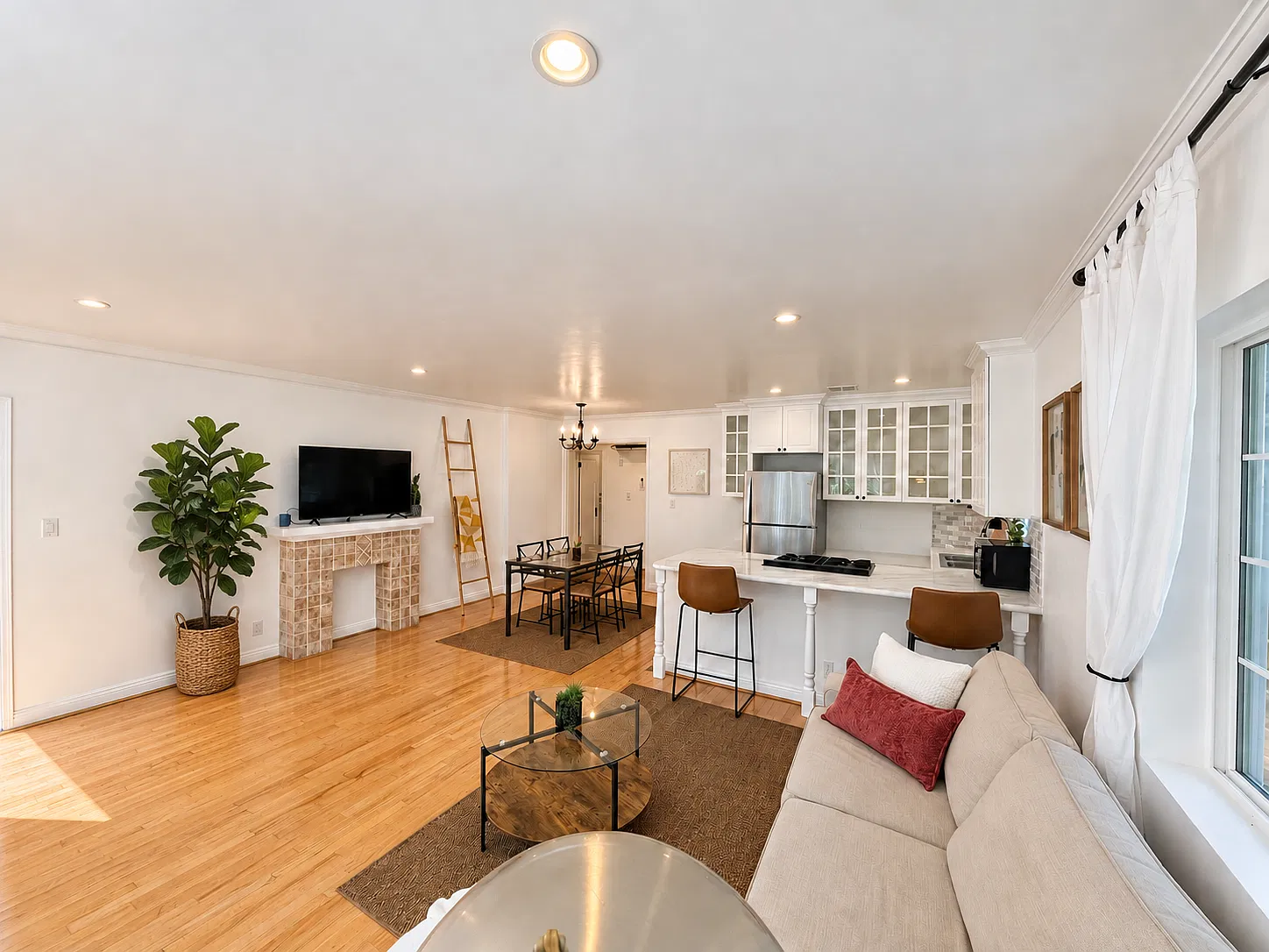 2 bed, 1200 sqft, $5,300 — Photo 3