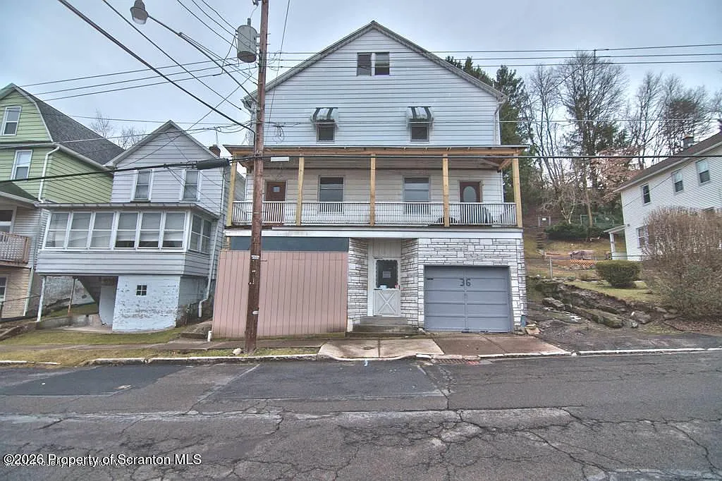 3 bed, 1.0 bath, 1500 sqft, $1,350 — Photo 2