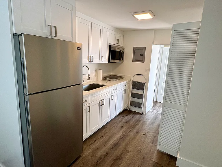 Cresthaven Ct — Photo 1